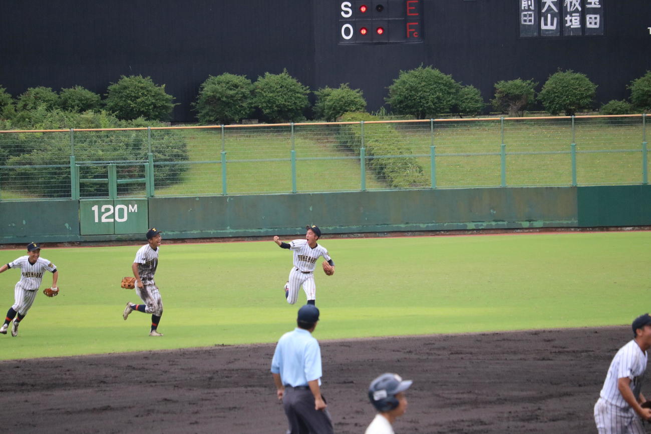 延長10回に勝ち越し3回戦を突破して喜ぶ夢野台の選手