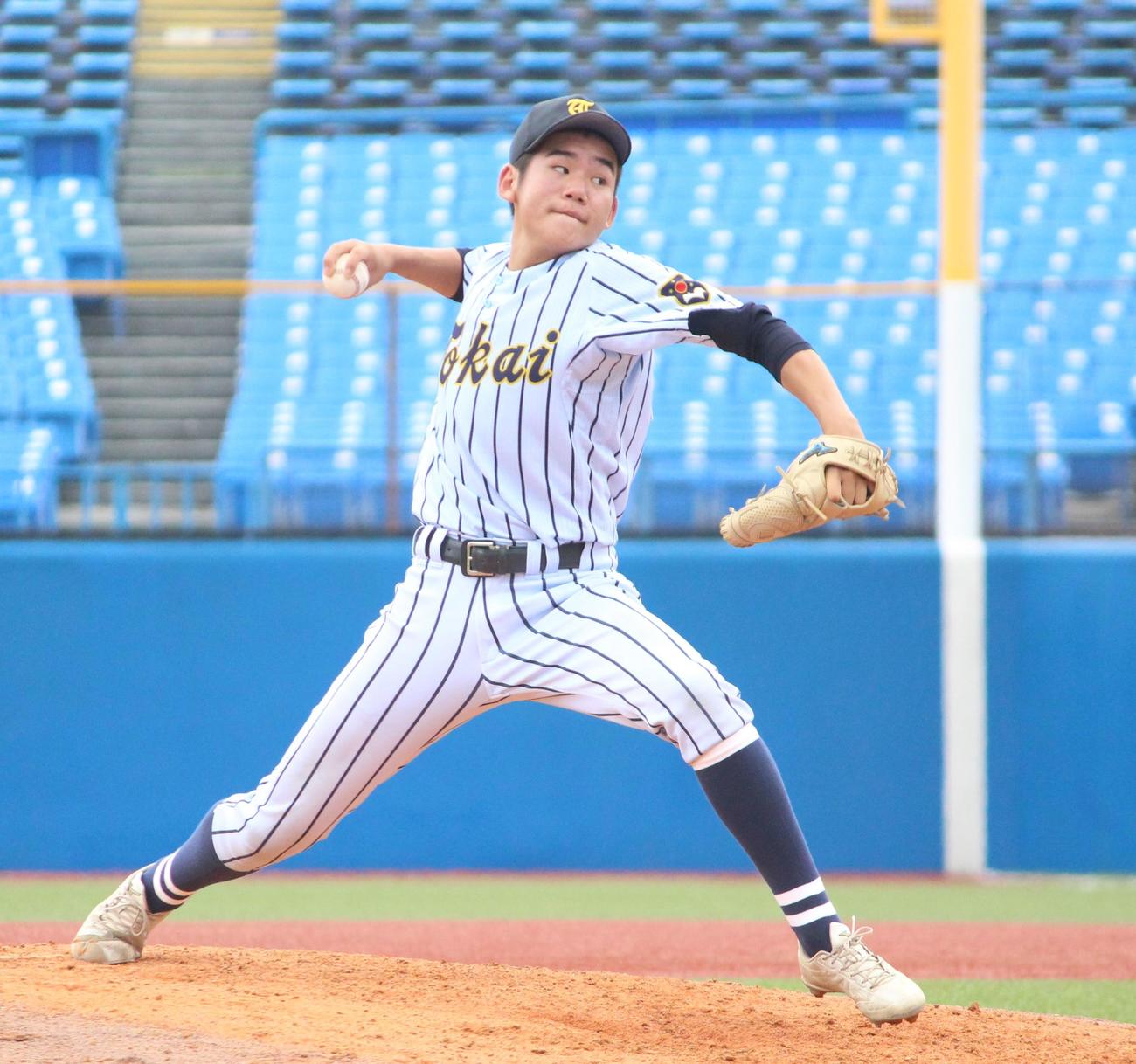 駿台学園対東海大高輪台　父モデルのミズノのグラブで力投する東海大高輪台・石川（撮影・保坂恭子）