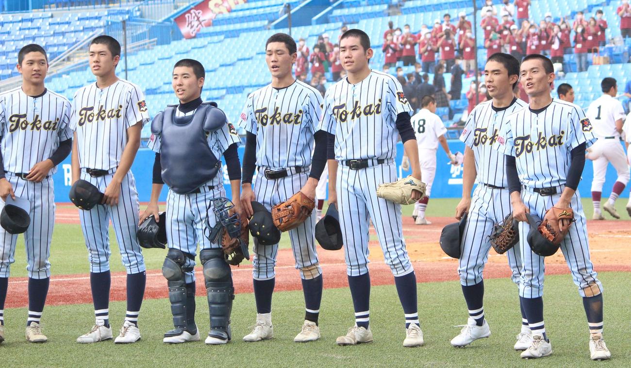 駿台学園対東海大高輪台　初戦を突破し、スタンドにあいさつをする東海大高輪台・石川（右から3人目）（撮影・保坂恭子）