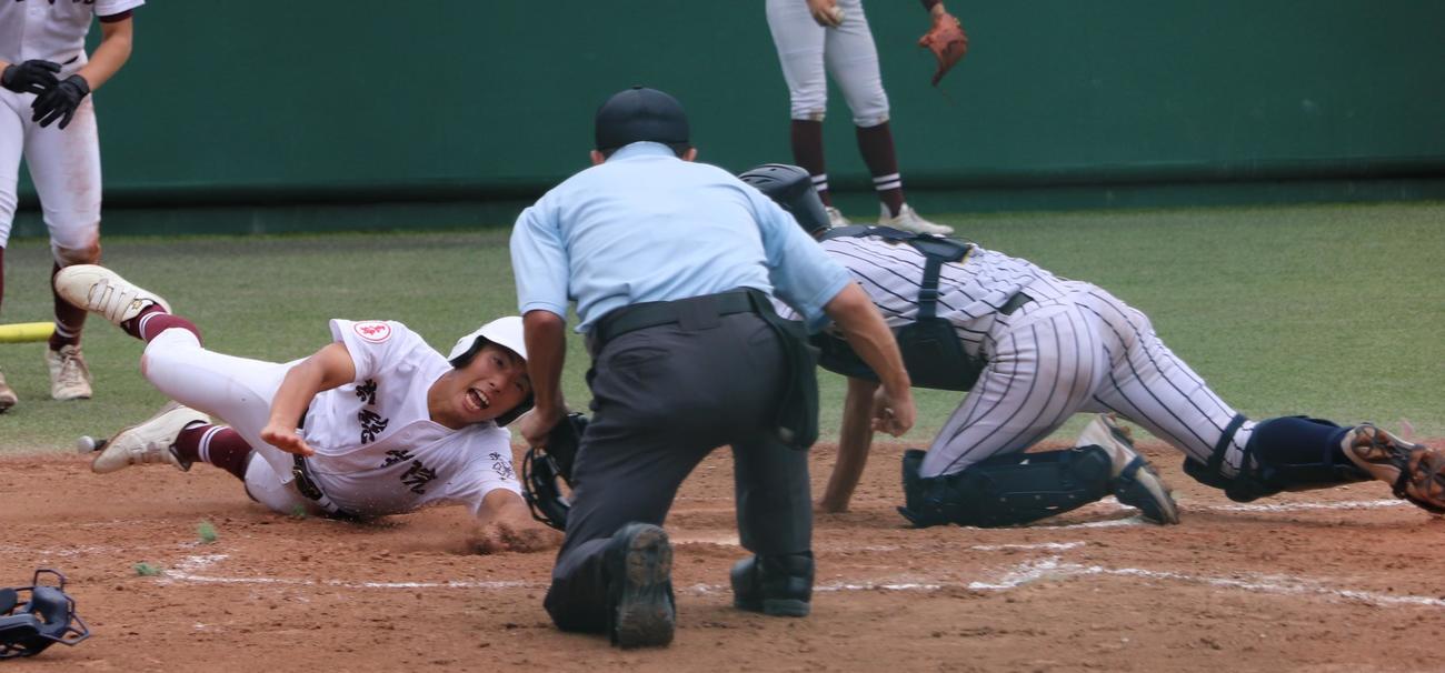 科技学園日立対常総学院　7回表常総学院1死二塁、敵失で二塁から一時勝ち越しの生還を果たす太田和（左）（撮影・古川真弥）