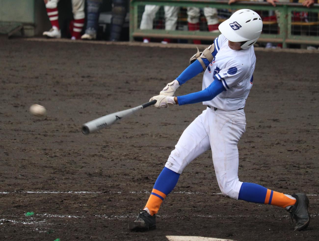 藤沢西対小田原　4回裏藤沢西2死満塁、右翼線へ3点適時三塁打を放った山口（撮影・阿部泰斉）