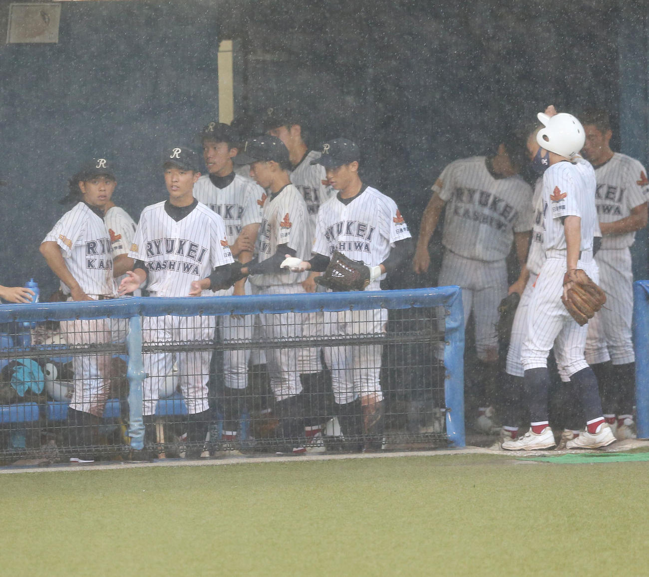 拓大紅陵対流通経大柏　豪雨の影響により試合は7回途中で中止となり引き上げる流通経大柏（撮影・宮地輝）