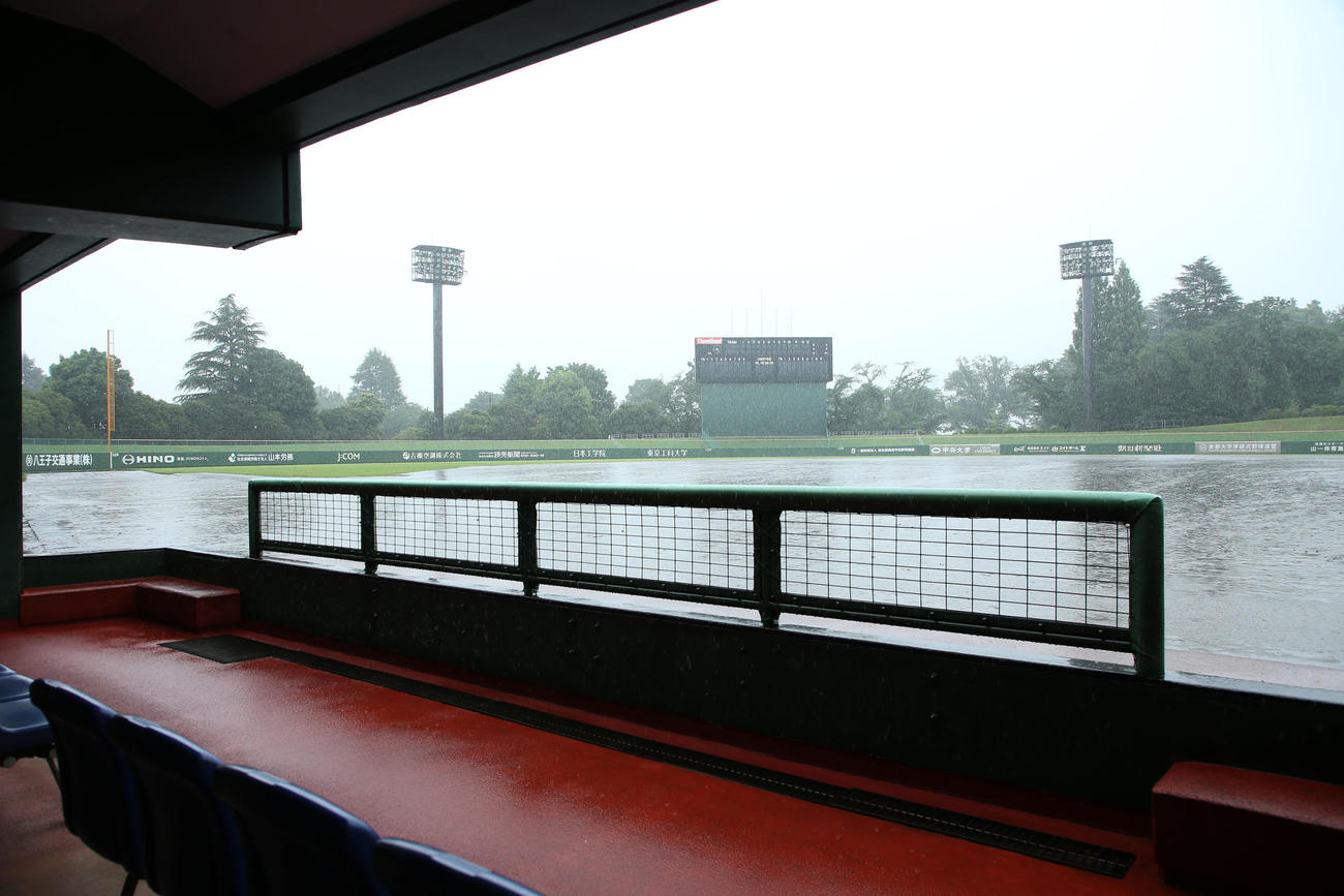 雨により試合が中止となったスリーボンドスタジアム（撮影・宮地輝）