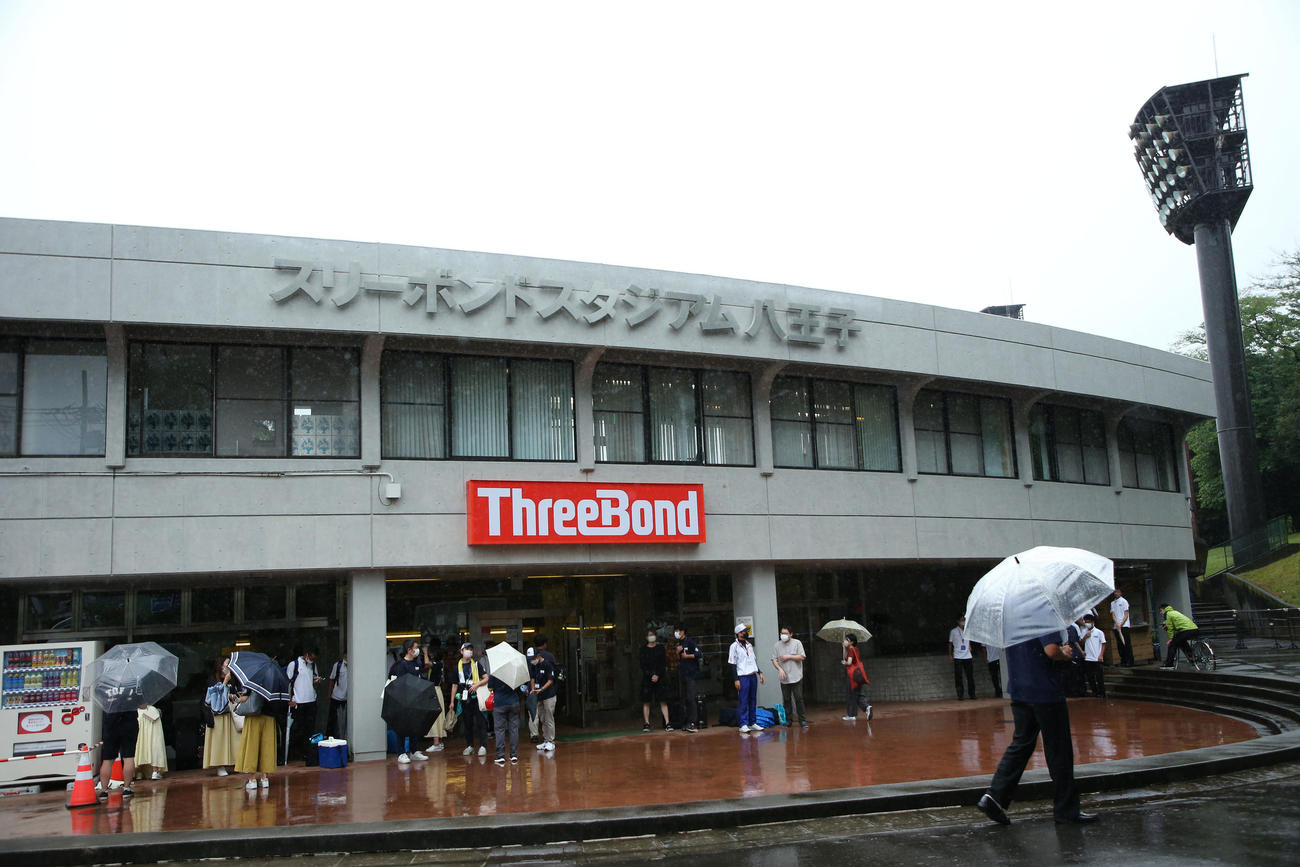 雨により試合が中止となったスリーボンドスタジアム（撮影・宮地輝）