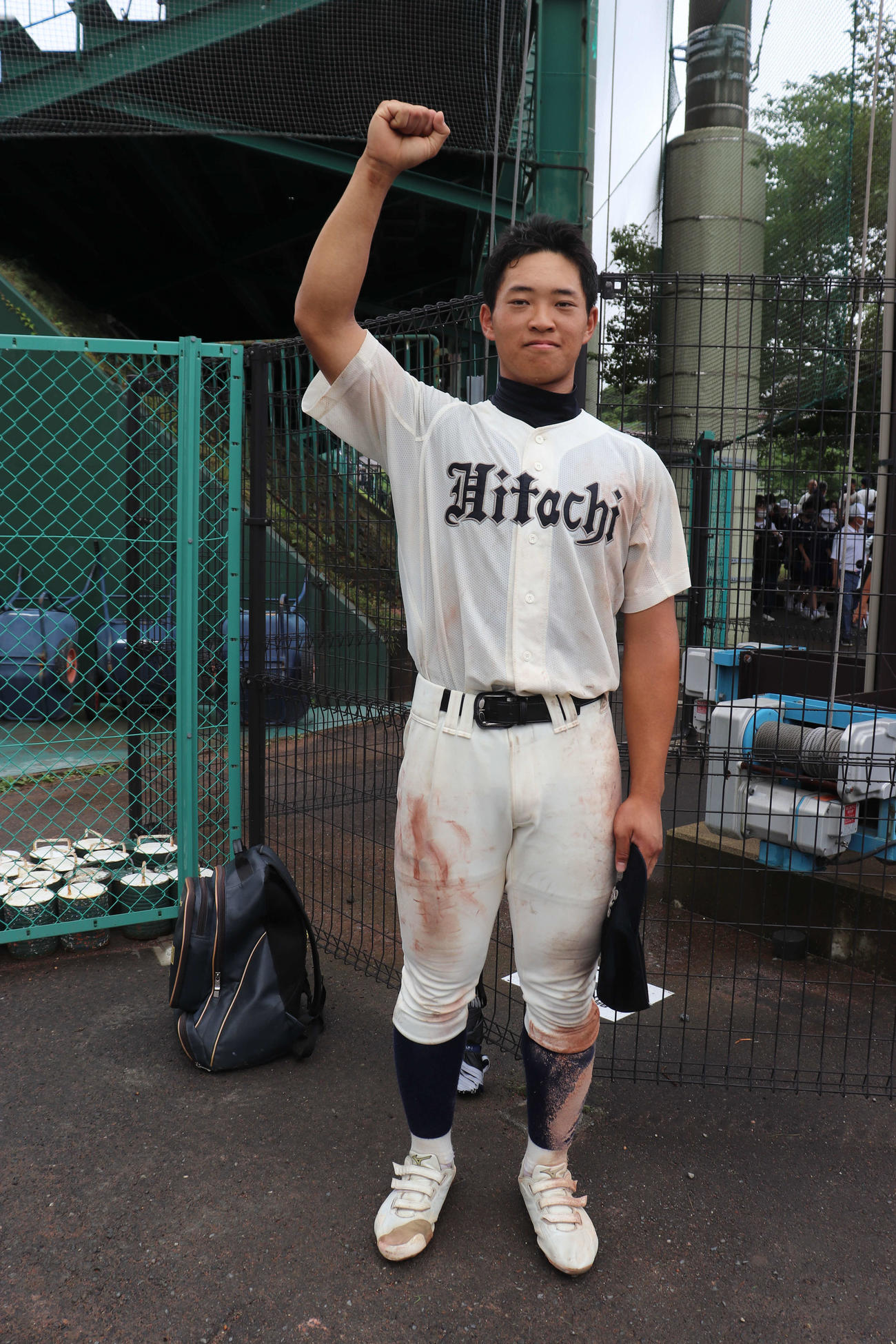 日立一対多賀　3安打3打点で勝利に貢献し、昇天ポーズを決める日立一・鈴木翔（撮影・古川真弥）