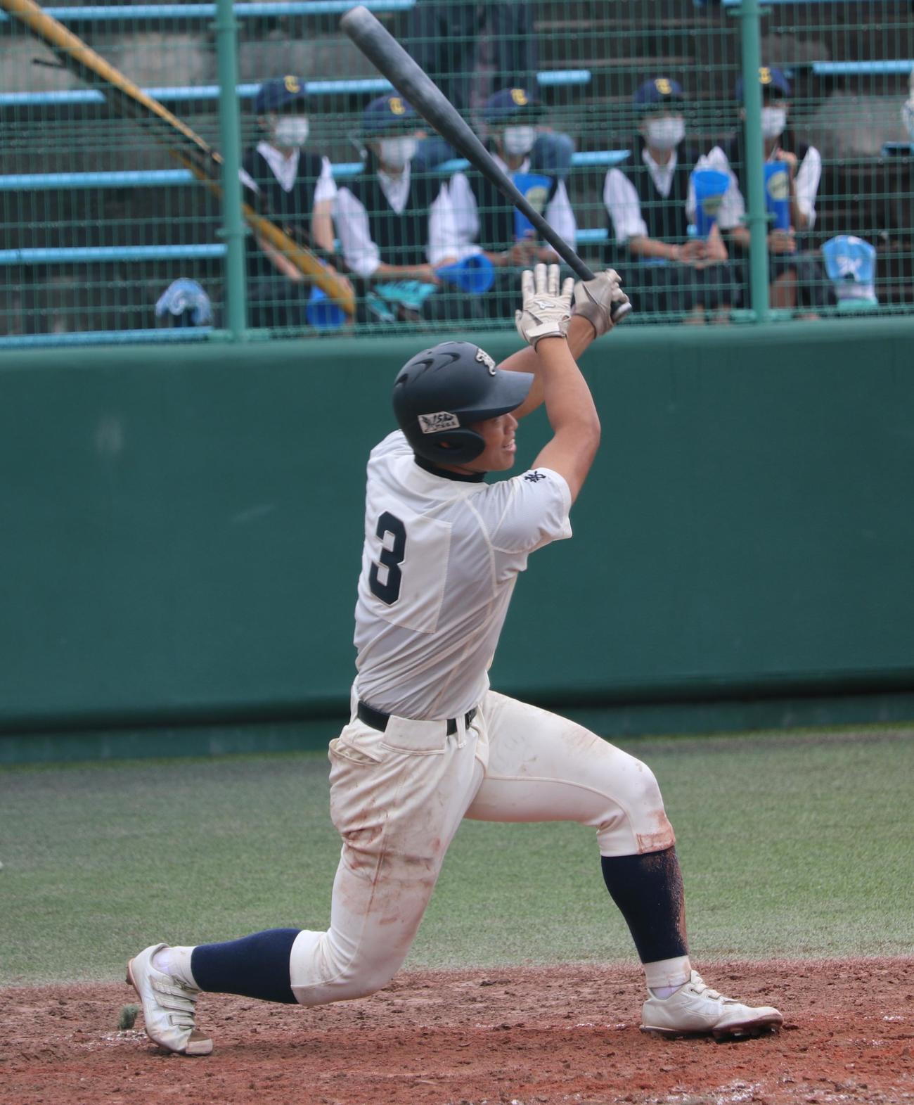日立一対多賀　3回裏日立一2死二、三塁、左中間へ2点適時二塁打を放つ鈴木翔（撮影・古川真弥）