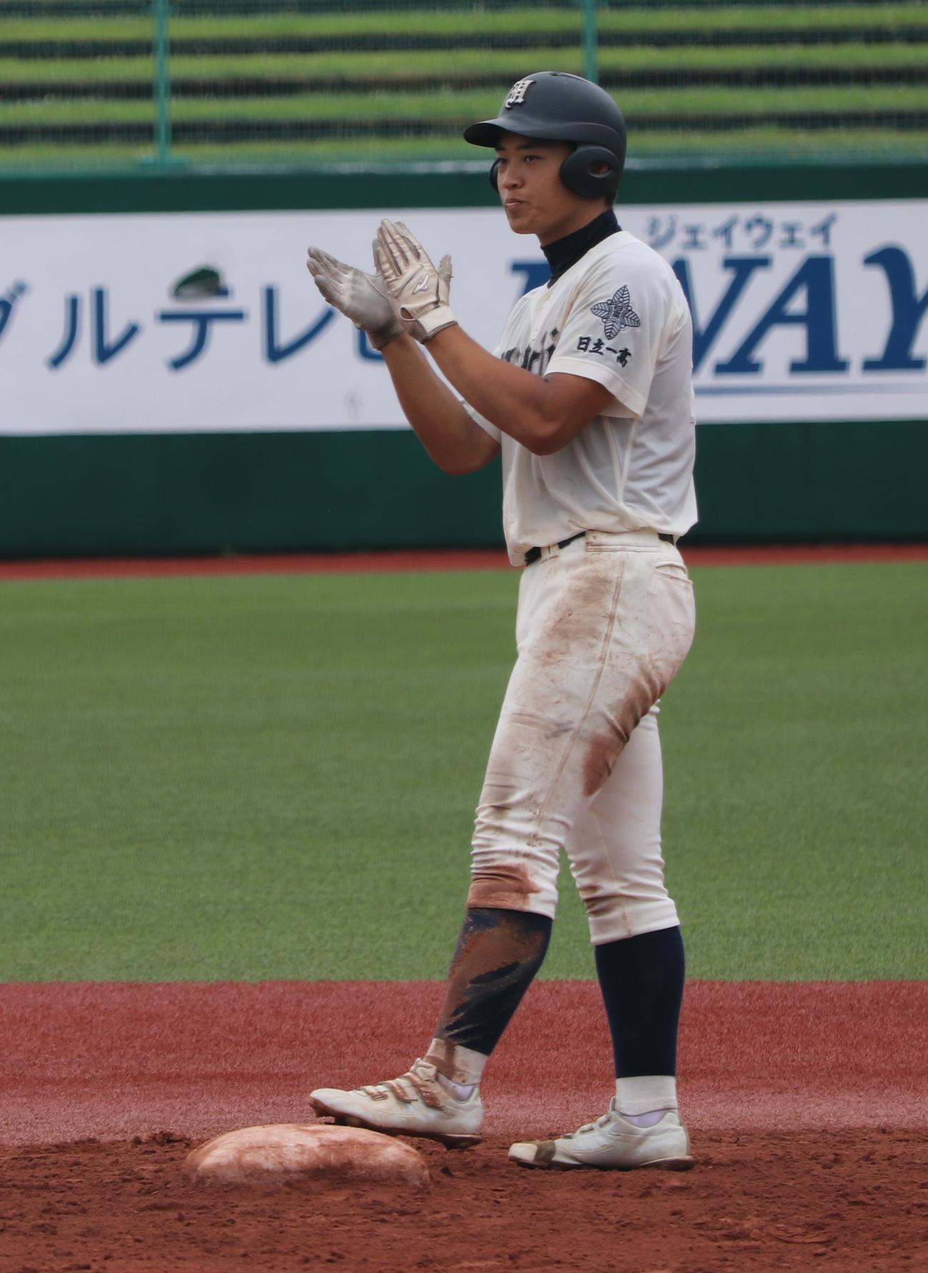 日立一対多賀　3回裏日立一2死二、三塁、左中間へ2点適時二塁打を放ち塁上で手をたたく鈴木翔（撮影・古川真弥）