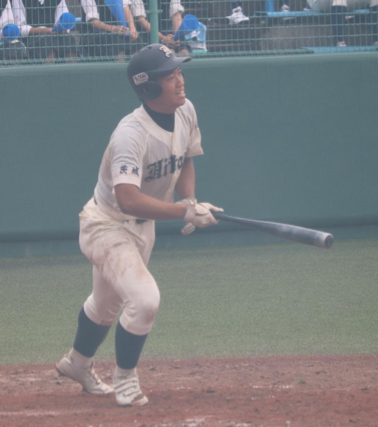 日立一対多賀　2回裏日立一2死二塁、右中間へ適時二塁打を放つ鈴木翔（撮影・古川真弥）