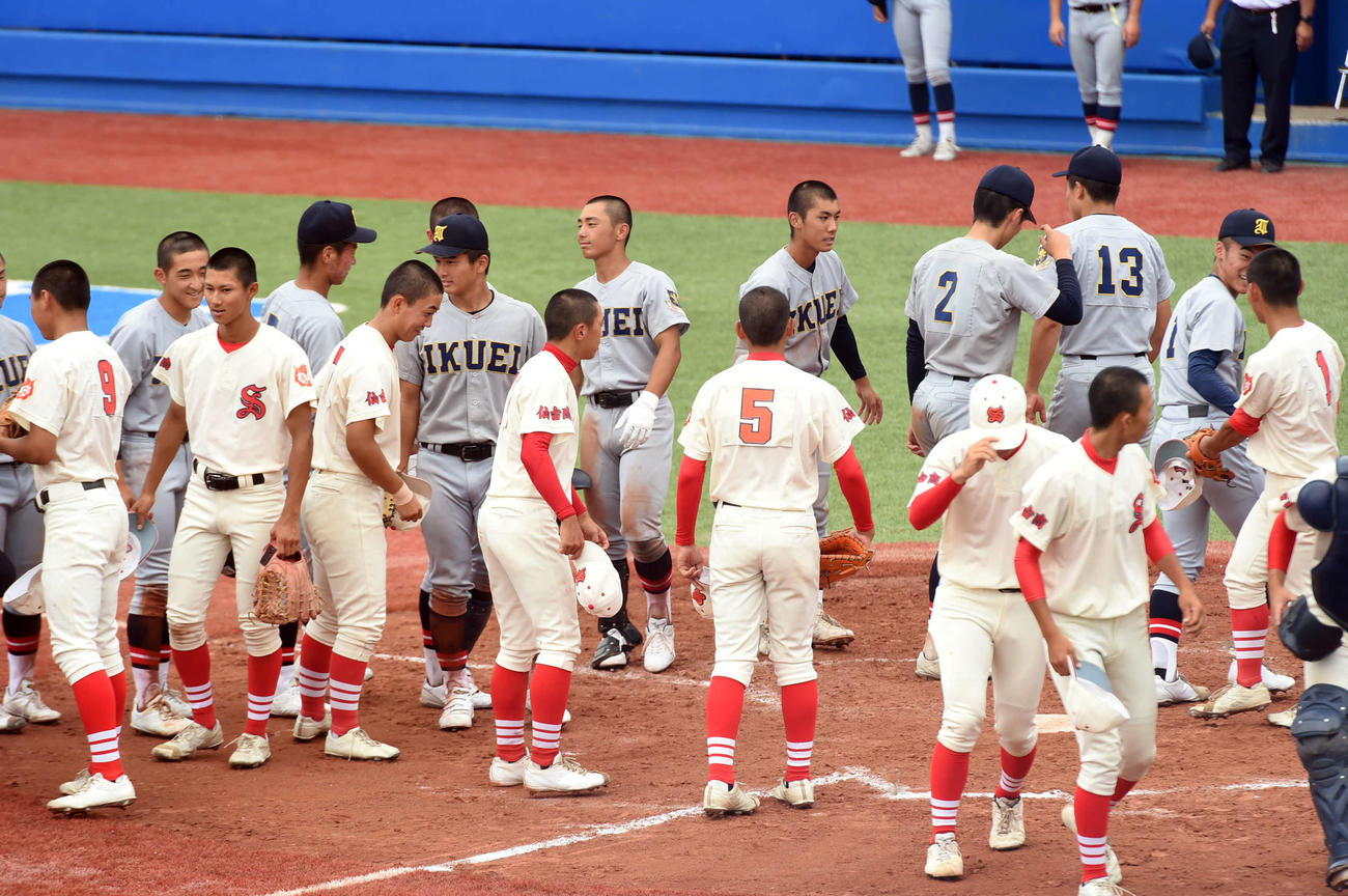 試合後、仙台商（手前）から声をかけられる仙台育英