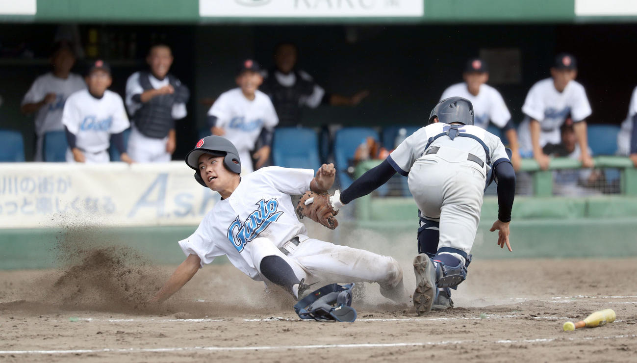 岩見沢東対北見緑陵　5回表岩見沢東1死二、三塁、一野選の間に生還する三走入沢（撮影・佐藤翔太）