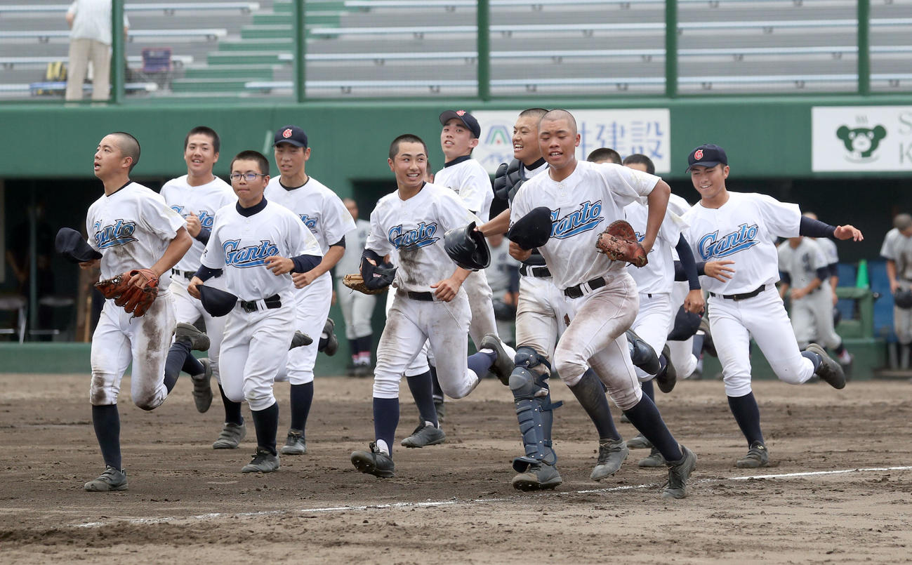 岩見沢東対北見緑陵　北見緑陵を下しスタンド応援席へ駆け出す岩見沢東ナイン（撮影・佐藤翔太）