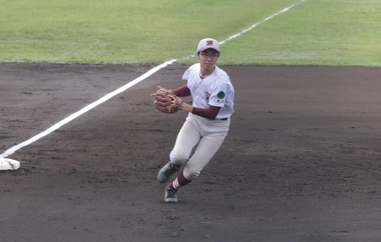 松陰・深沢対昭和　初回に好捕を連発した松陰・深沢の飯田（撮影・藤塚大輔）