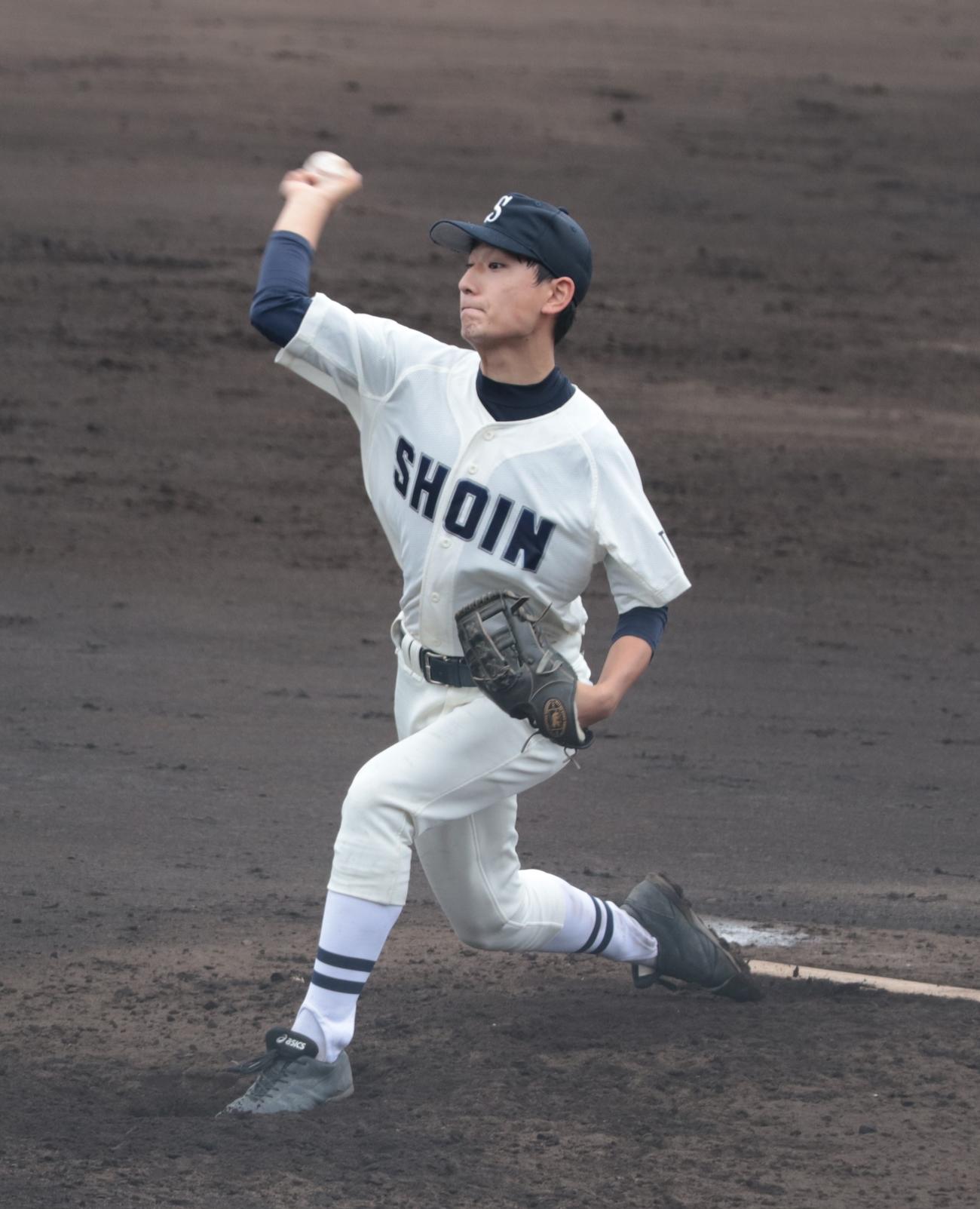 松陰・深沢対昭和　4回からマウンドに上がって力投する松陰・深沢の杉田（撮影・藤塚大輔）