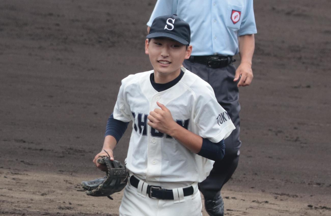 松陰・深沢対昭和　4回から登板して1イニングを無失点に抑えて笑顔を見せる松陰・深沢の杉田（撮影・藤塚大輔）