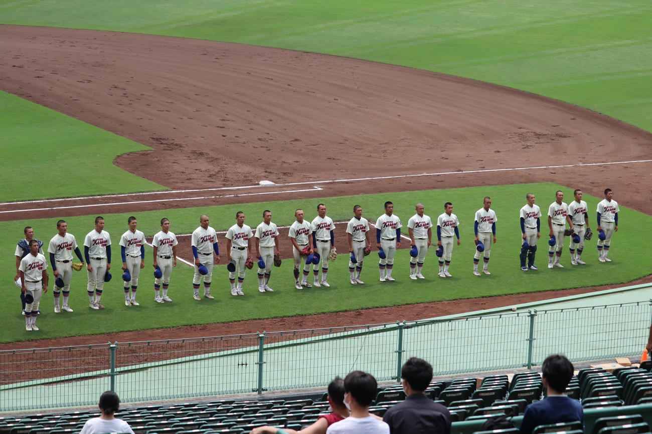 神戸国際大付対西脇　試合終了後整列する神戸国際大付の選手（撮影・竹本穂乃加）
