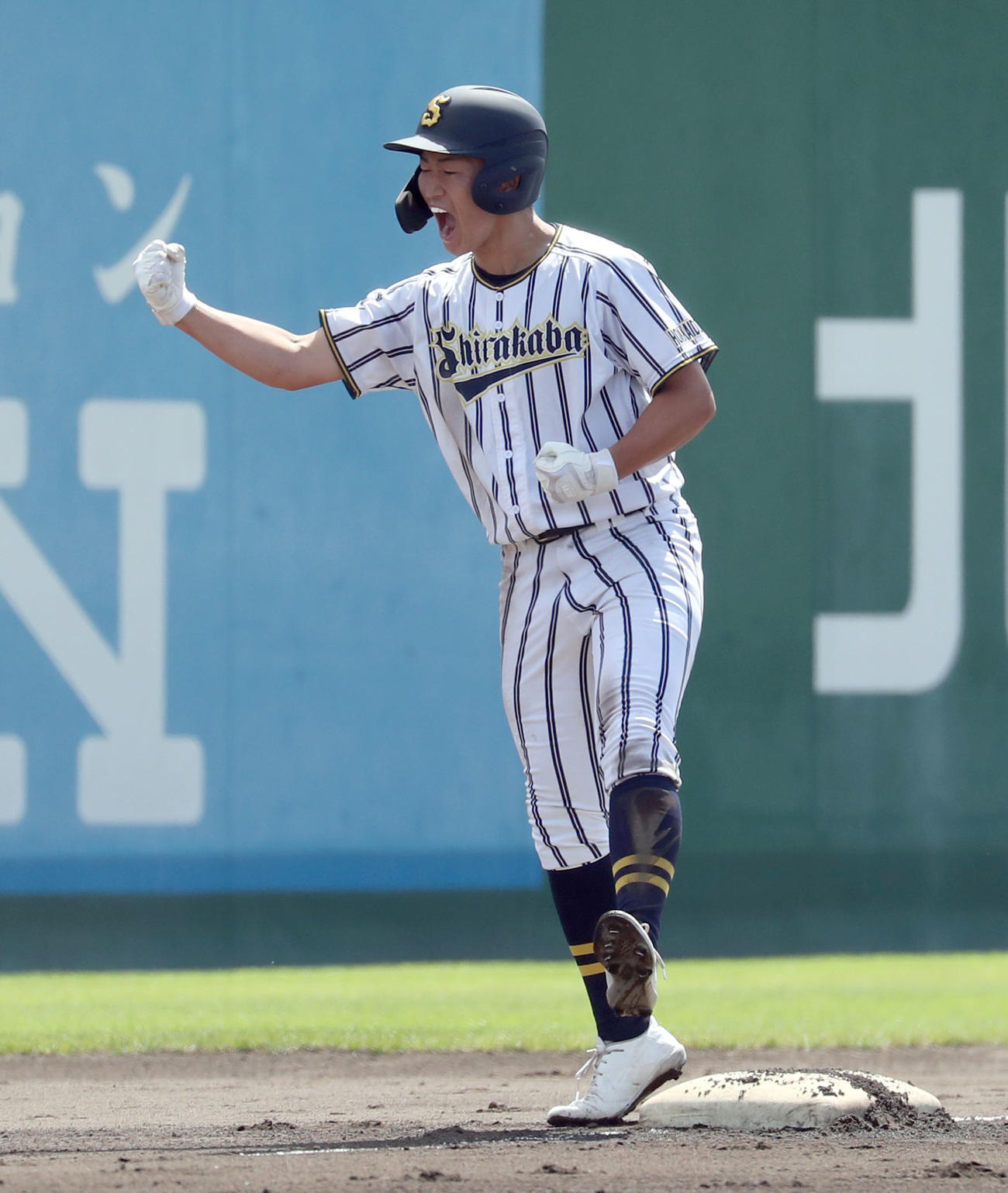 白樺学園対旭川龍谷　3回表白樺学園2死一、二塁、村井は先制となる適時三塁打を放ちガッツポーズをする（撮影・佐藤翔太）