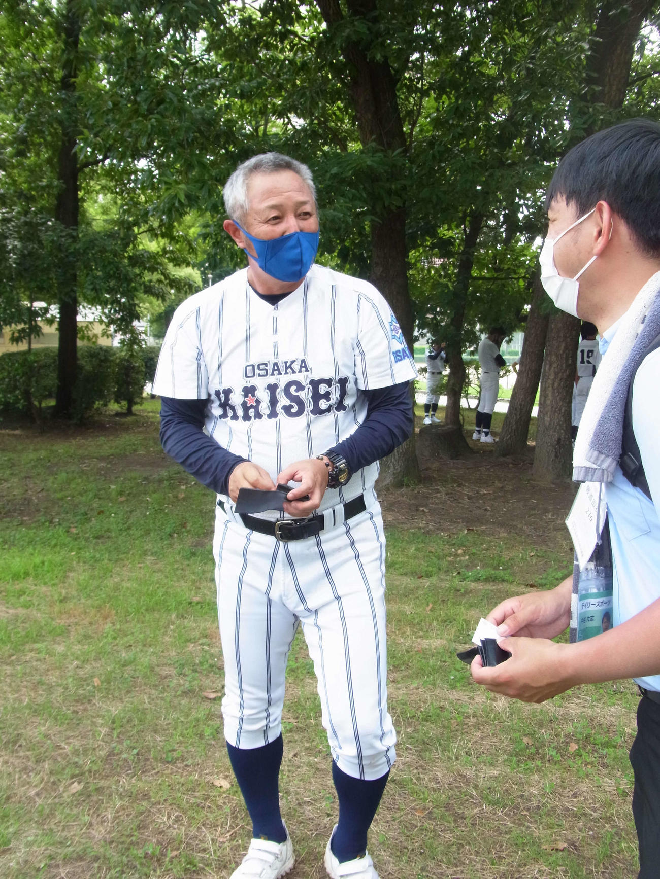 初戦を突破し、笑顔を見せる大阪偕星学園・岩田監督（撮影・堀まどか）