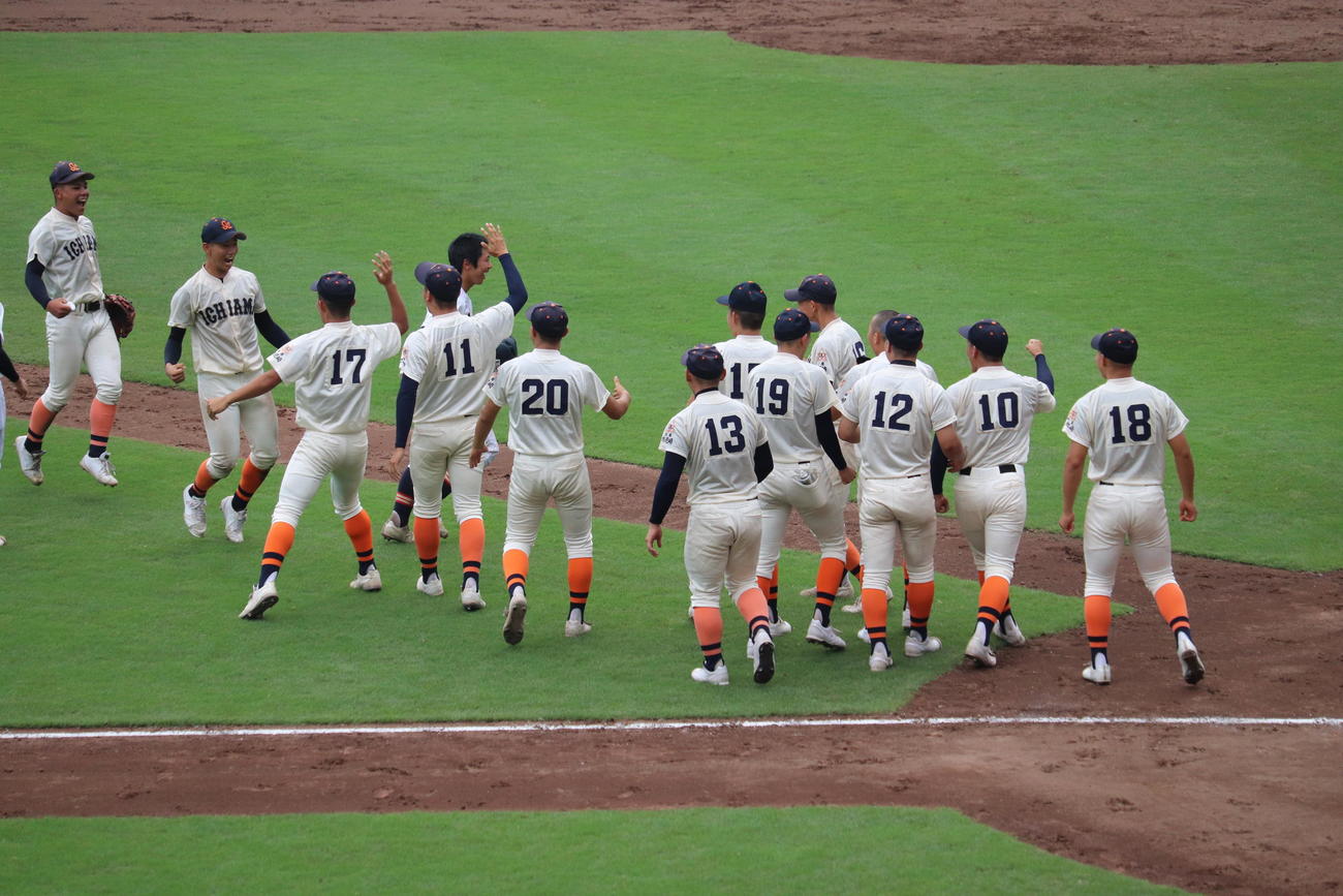 兵庫　神戸弘陵対市尼崎　試合終了後、身体で喜びを表現する市尼崎の選手（撮影・竹本穂乃加）＝2022年7月15日、ほっともっとフィールド神戸