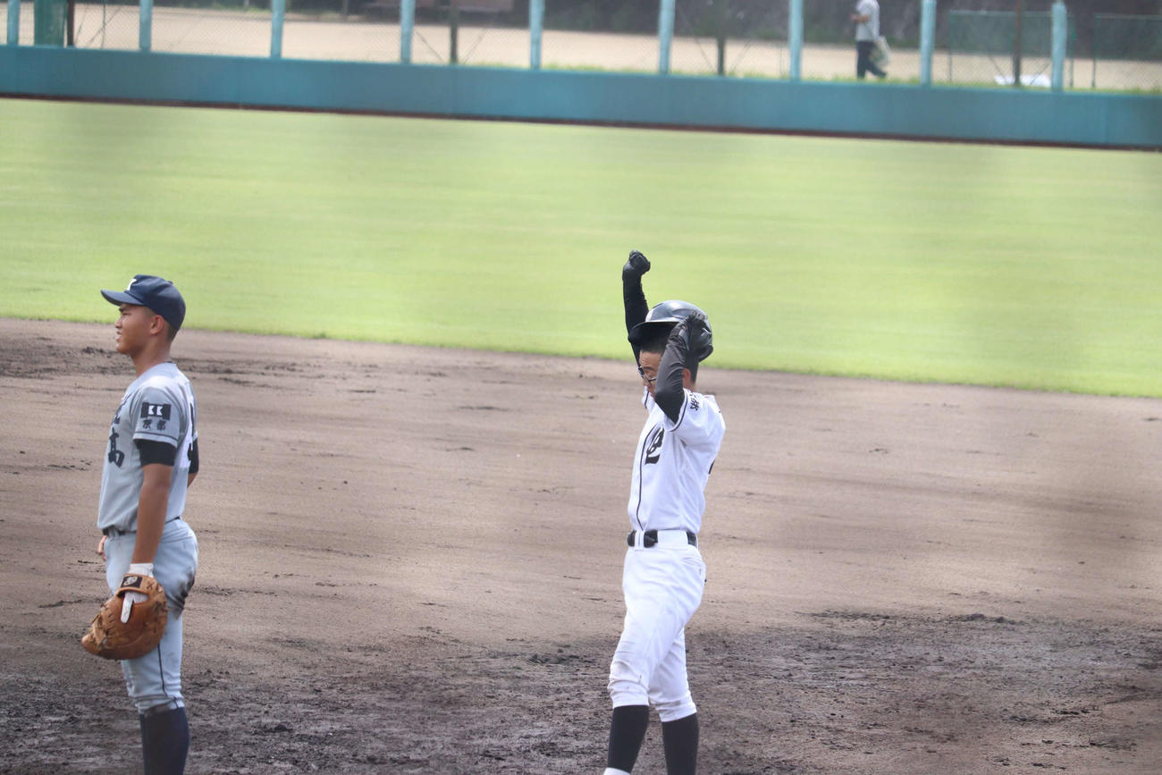 2回戦・桂戦で2回に適時打を放ちガッツポーズをする大江・土永健嗣（撮影・波部俊之介）