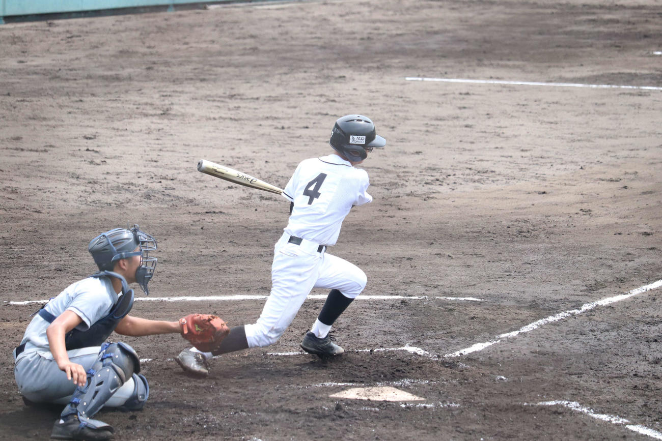 2回戦・桂戦で2回に適時打を放った、大江・土永健嗣（撮影・波部俊之介）