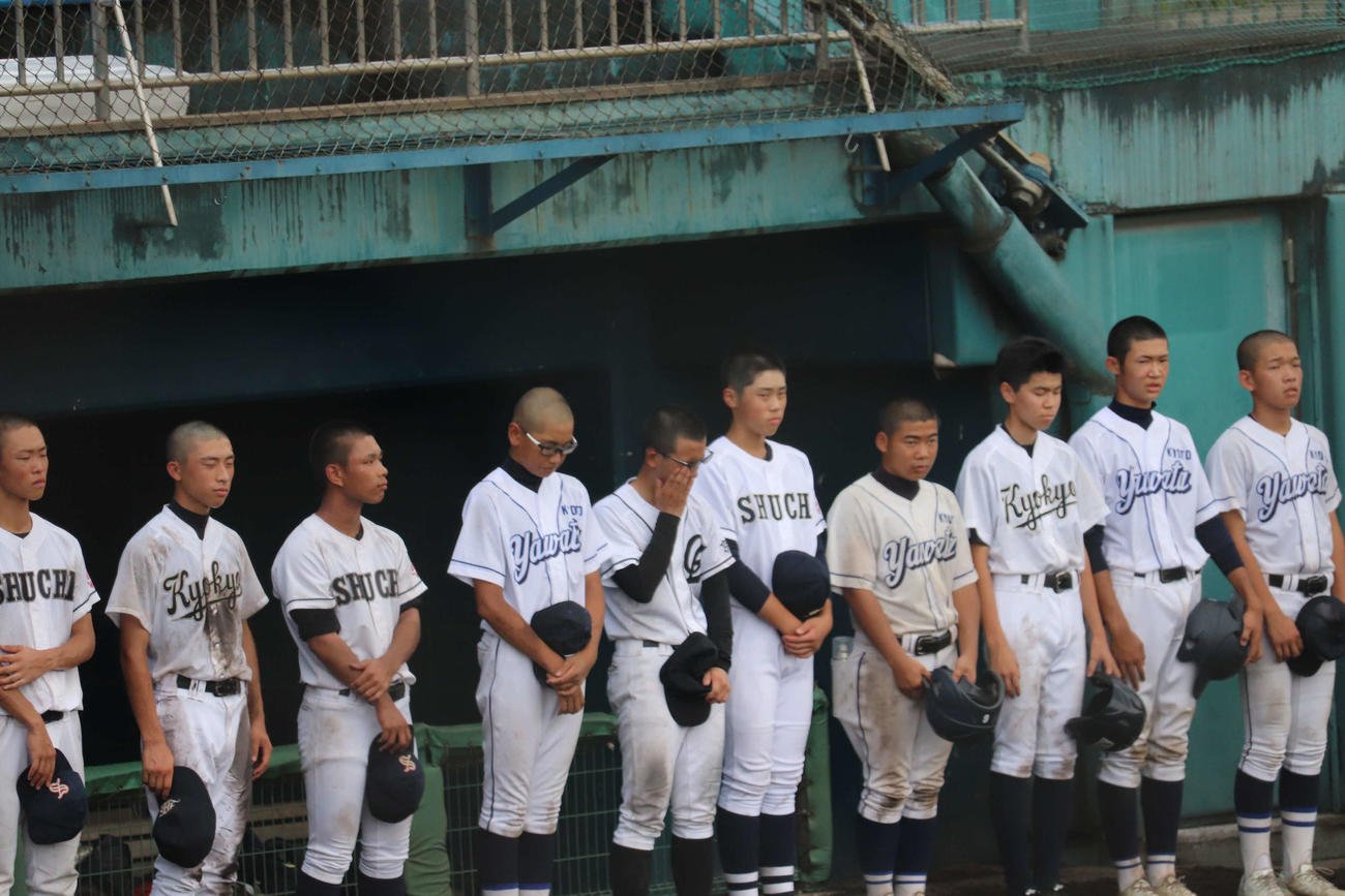 2回戦・桂戦に敗れ涙を浮かべる大江・土永健嗣（左から5人目）（撮影・波部俊之介）