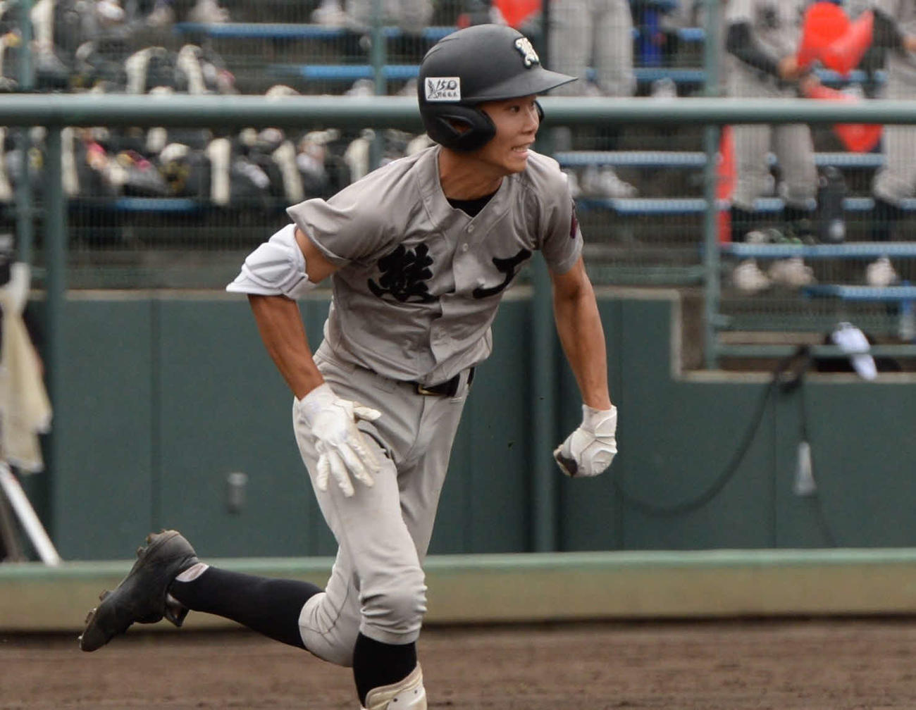 球磨工戦の4回、勝ち越し適時内野安打を放つ熊本工・牧（撮影・只松憲）