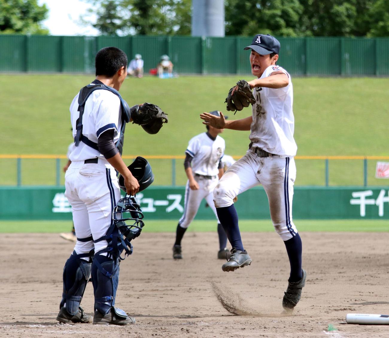 旭川東対旭川明成　22年ぶりの勝利を挙げジャンプして喜ぶ旭川東・今津主将（右）（撮影・永野高輔）