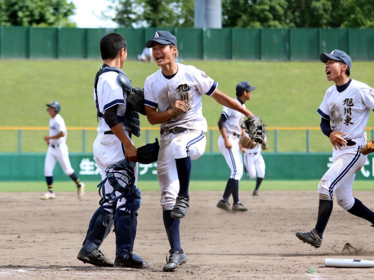 旭川東対旭川明成　22年ぶりの勝利を挙げ雄たけびを上げる今津主将（中央）ら旭川東の選手たち（撮影・永野高輔）