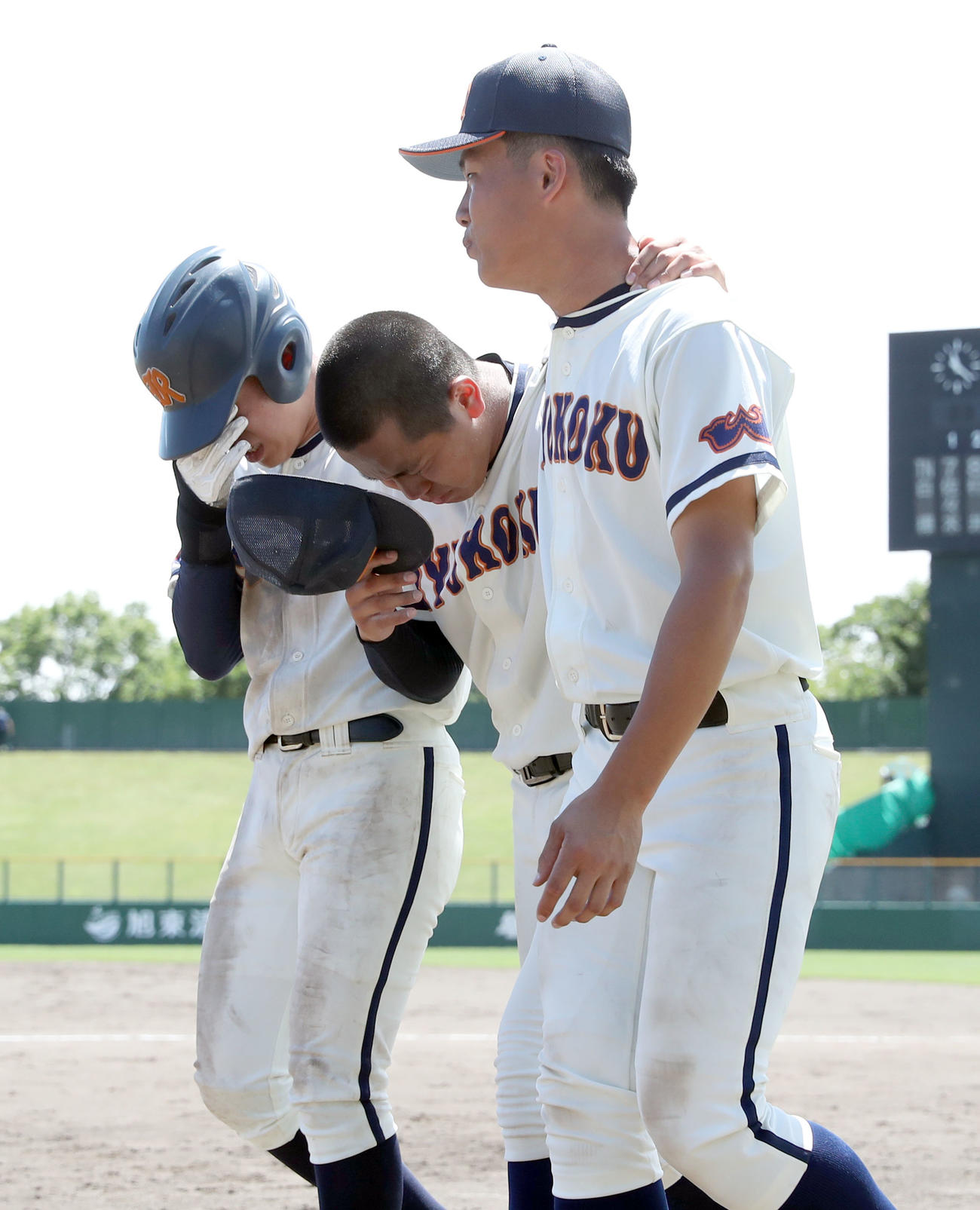白樺学園対旭川龍谷　白樺学園に敗れチームメートに抱えられながら引き揚げる旭川龍谷の出雲崎（中央）（撮影・佐藤翔太）