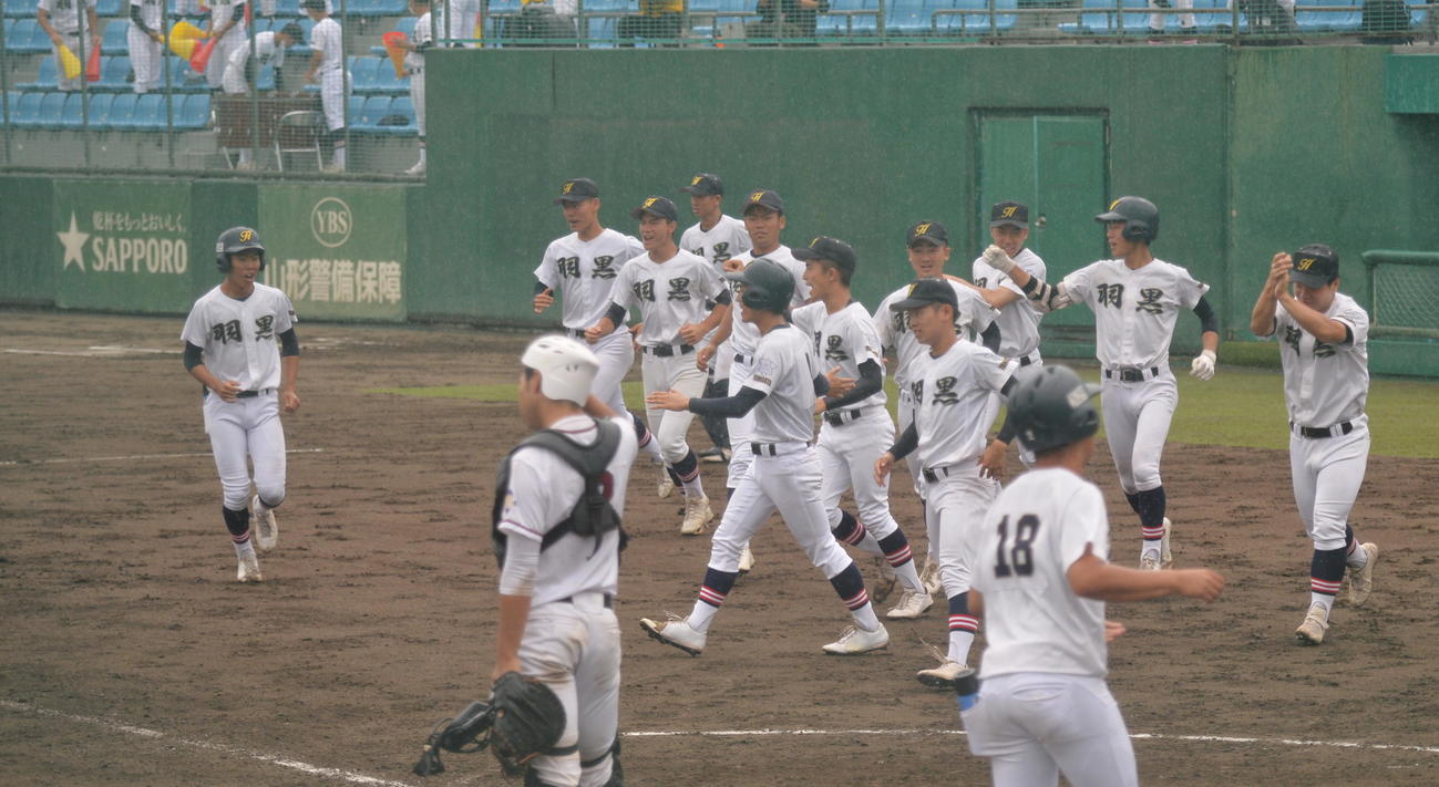 5回コールドで8強一番乗りを決めた羽黒ナイン