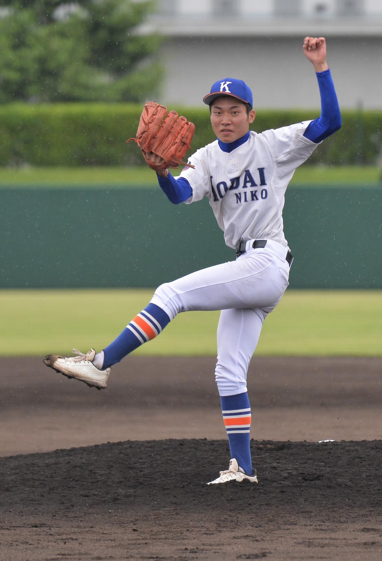 9回1失点でチームを8強に導いた八戸工大二・上野