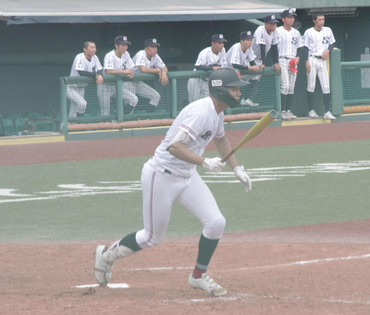 広陵の真鍋慧内野手は5回1死一塁で右前打を放った