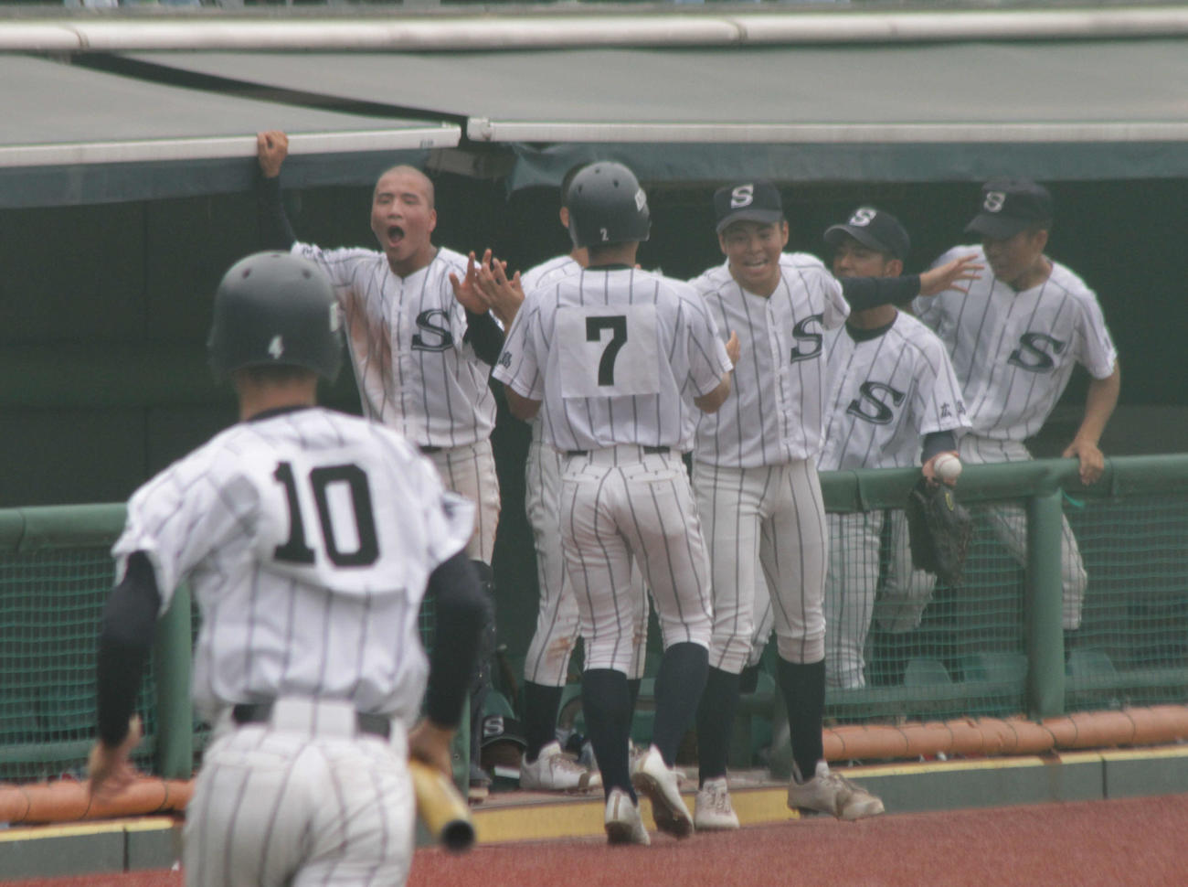 広島新庄ナインは3回、得点を重ね、ベンチで盛り上がった