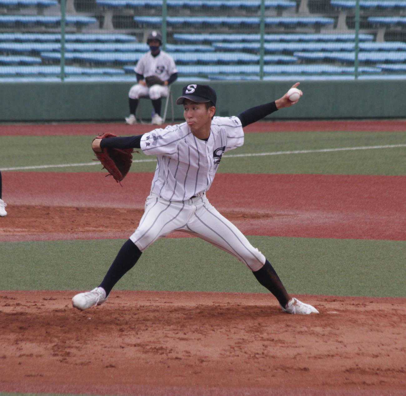 広島新庄は横手投げ左腕の平井智基投手が先発して広陵打線に力投した
