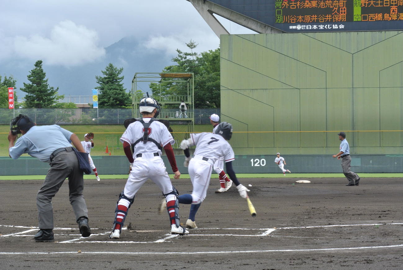 日本航空は初回、2番大西智貴（背番号7番）が初球を打ちショートライナーに倒れる