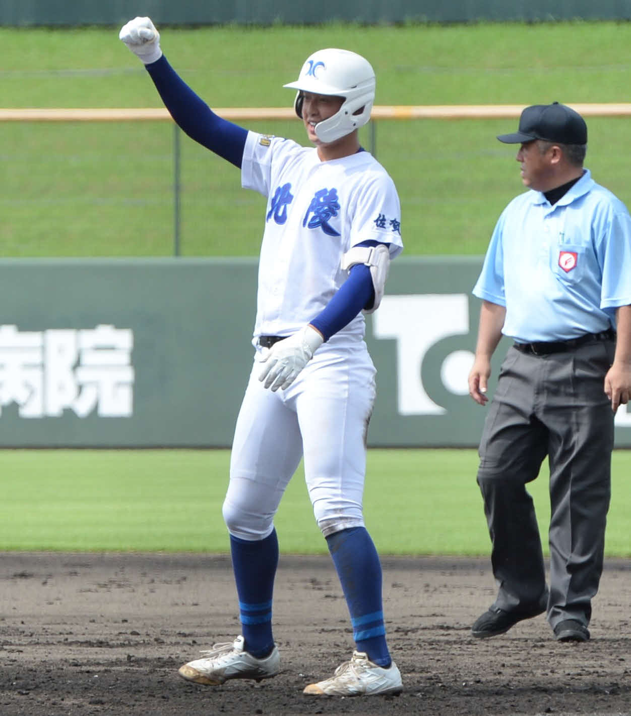 佐賀北対北陵　8回1死三塁で左前適時打を放ち、ガッツポーズする北陵・真木（撮影・只松憲）