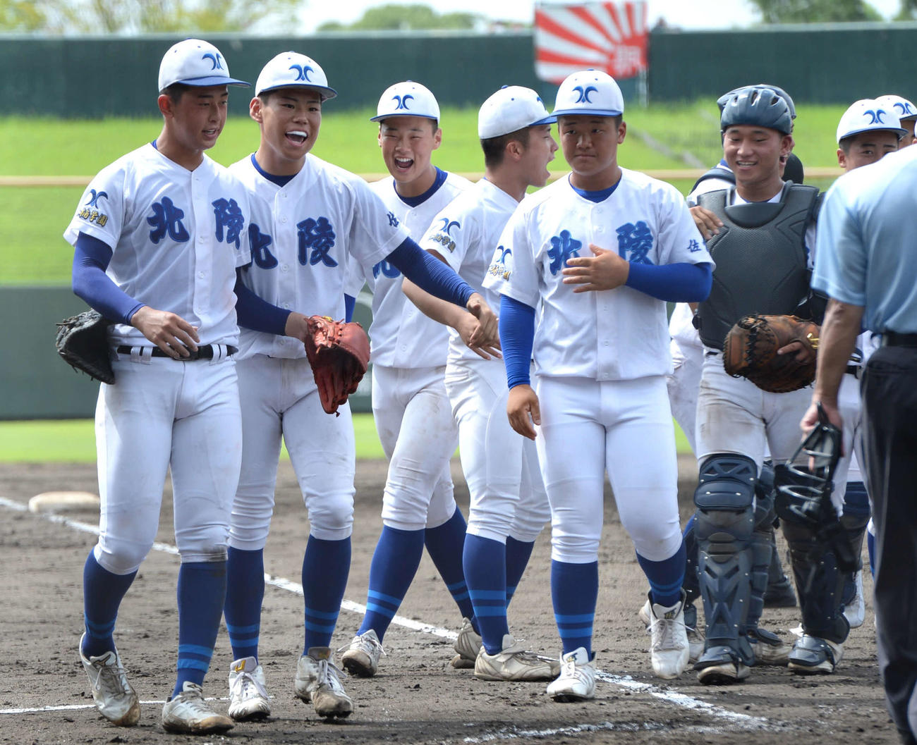 佐賀北戦で完投した北陵・真木（左）はナインから祝福を受ける（撮影・只松憲）