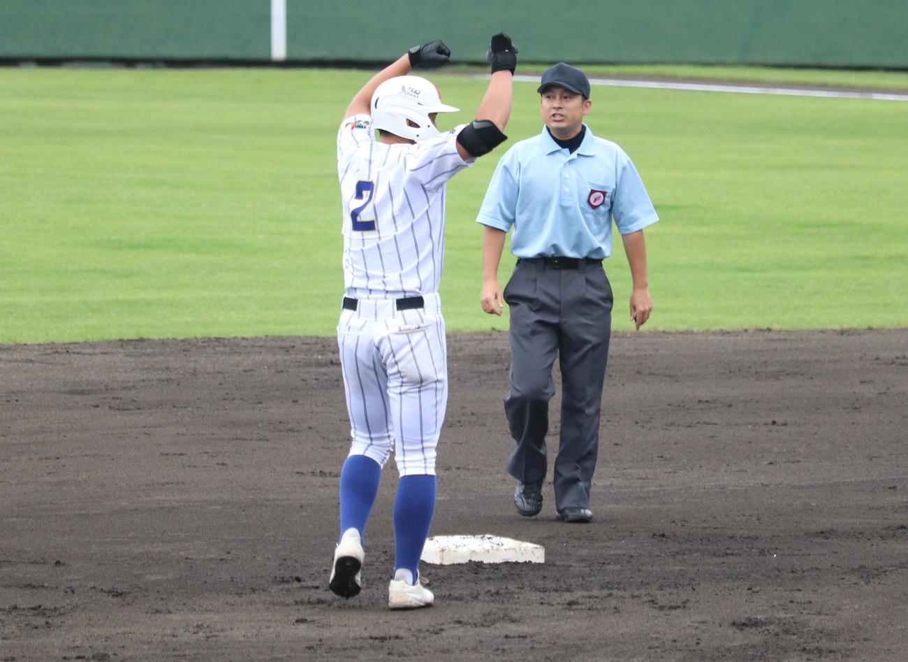 高崎健康福祉大高崎対東農大二　1回表高崎健康福祉大高崎1死二、三塁、左中間へ先制の2点適時二塁打を放つ清水叶人捕手（撮影・阿部泰斉）