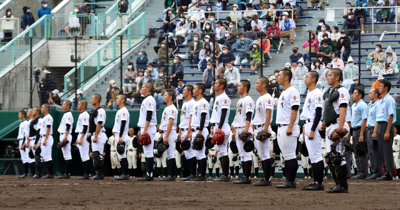 鵡川対駒大苫小牧　16年ぶりの南北海道大会勝利を挙げ校歌を聞く鵡川の選手たち（撮影・永野高輔）