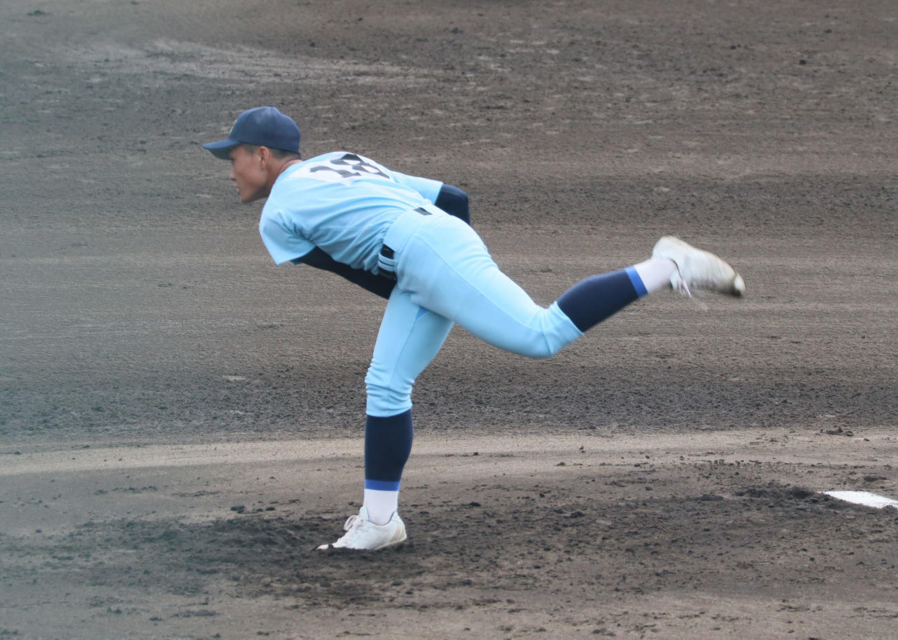 近江対瀬戸工　1裏2死、河越大輝は打者を三邪飛に抑える（撮影・小松将大）