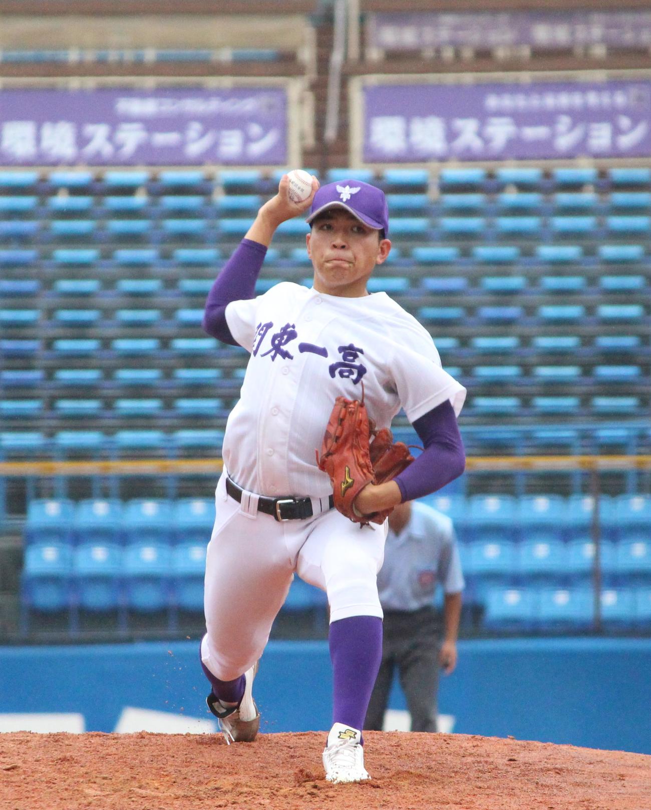 関東第一対目黒学院　先発し力投する関東第一・成井（撮影・保坂恭子）