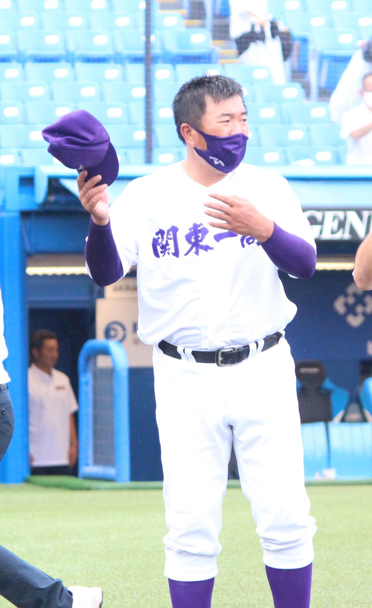 関東第一対目黒学院　試合後、選手に声をかける関東第一・米沢監督（撮影・保坂恭子）