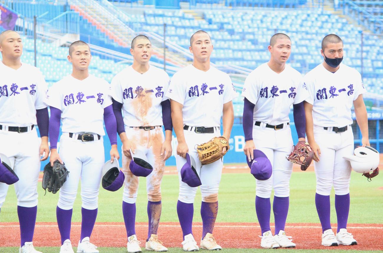 関東第一対目黒学院　試合後、スタンドにあいさつをする関東第一の井坪（右から3人目）ら選手たち（撮影・保坂恭子）