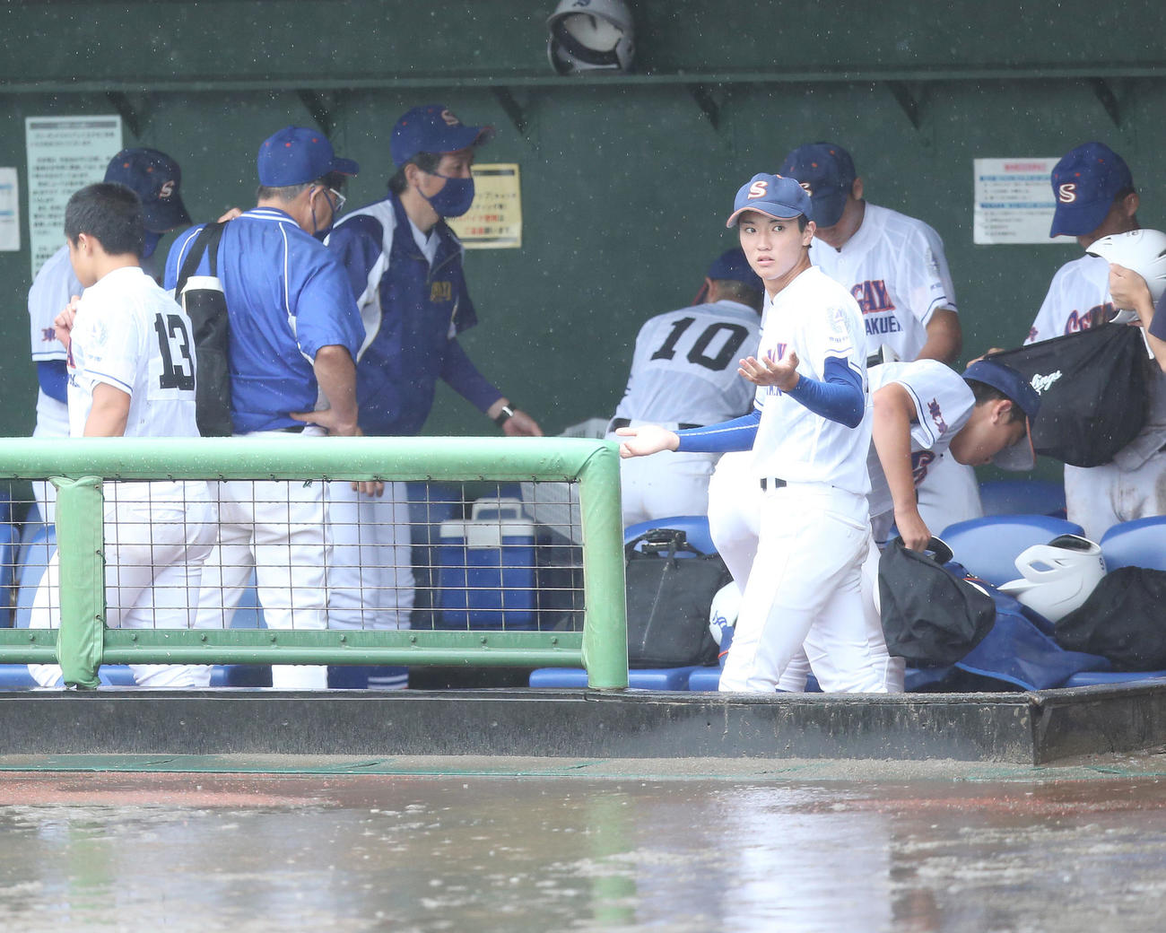 豪雨の影響で継続試合となり引き揚げる世田谷学園（撮影・宮地輝）