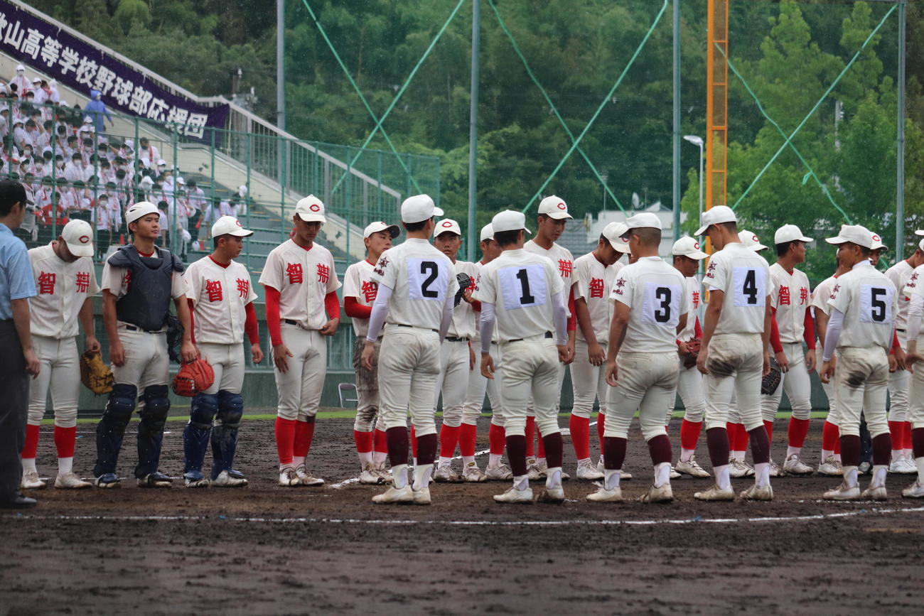 智弁和歌山対田辺　試合終了後、整列する選手ら（撮影・竹本穂乃加）