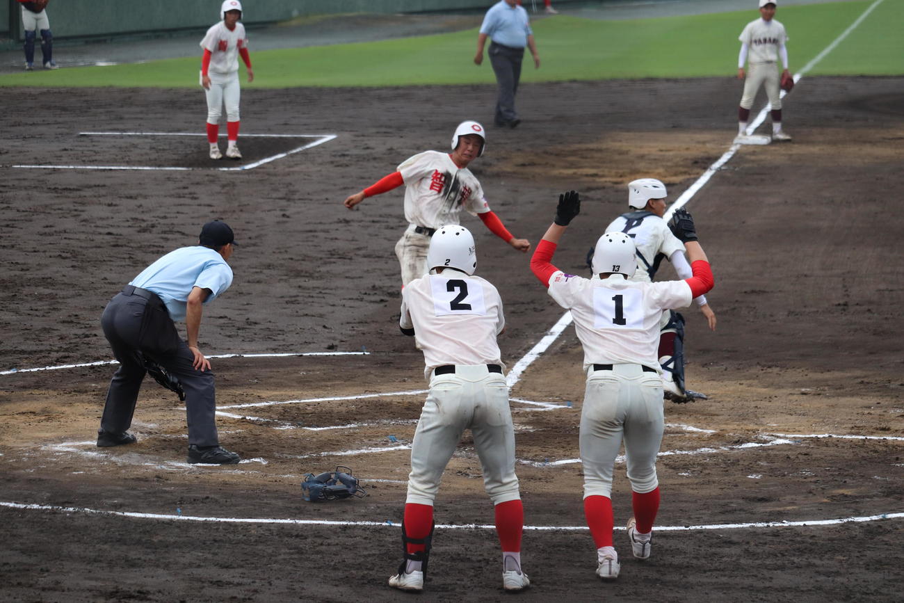 智弁和歌山対田辺　6回、ホームベースに滑り込み、得点する場面（撮影・竹本穂乃加）