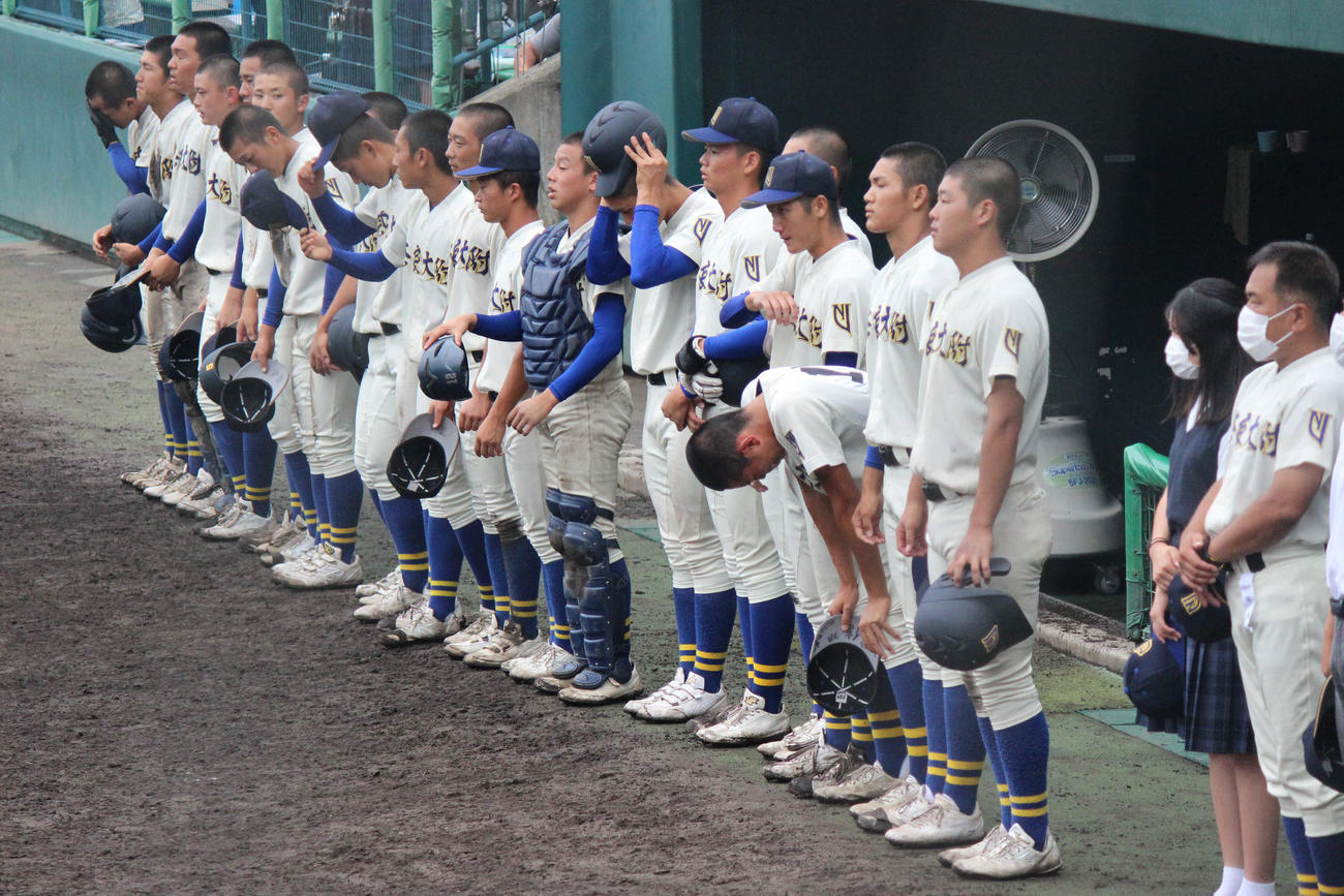初戦で敗れた奈良大付（撮影・柏原誠）