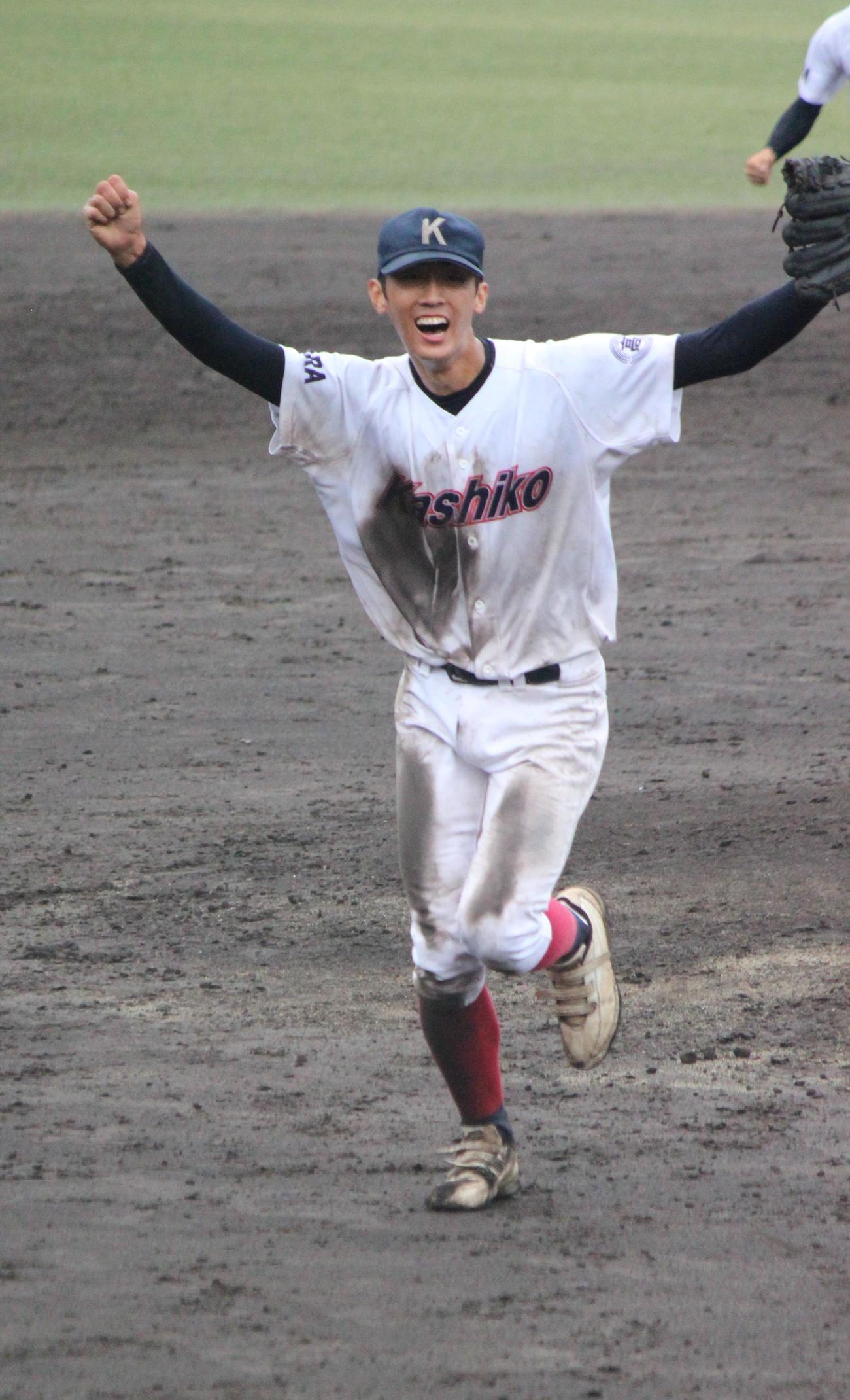 橿原対奈良大付　延長12回完投で奈良大付を下し、喜ぶ橿原・柴田（撮影・柏原誠）