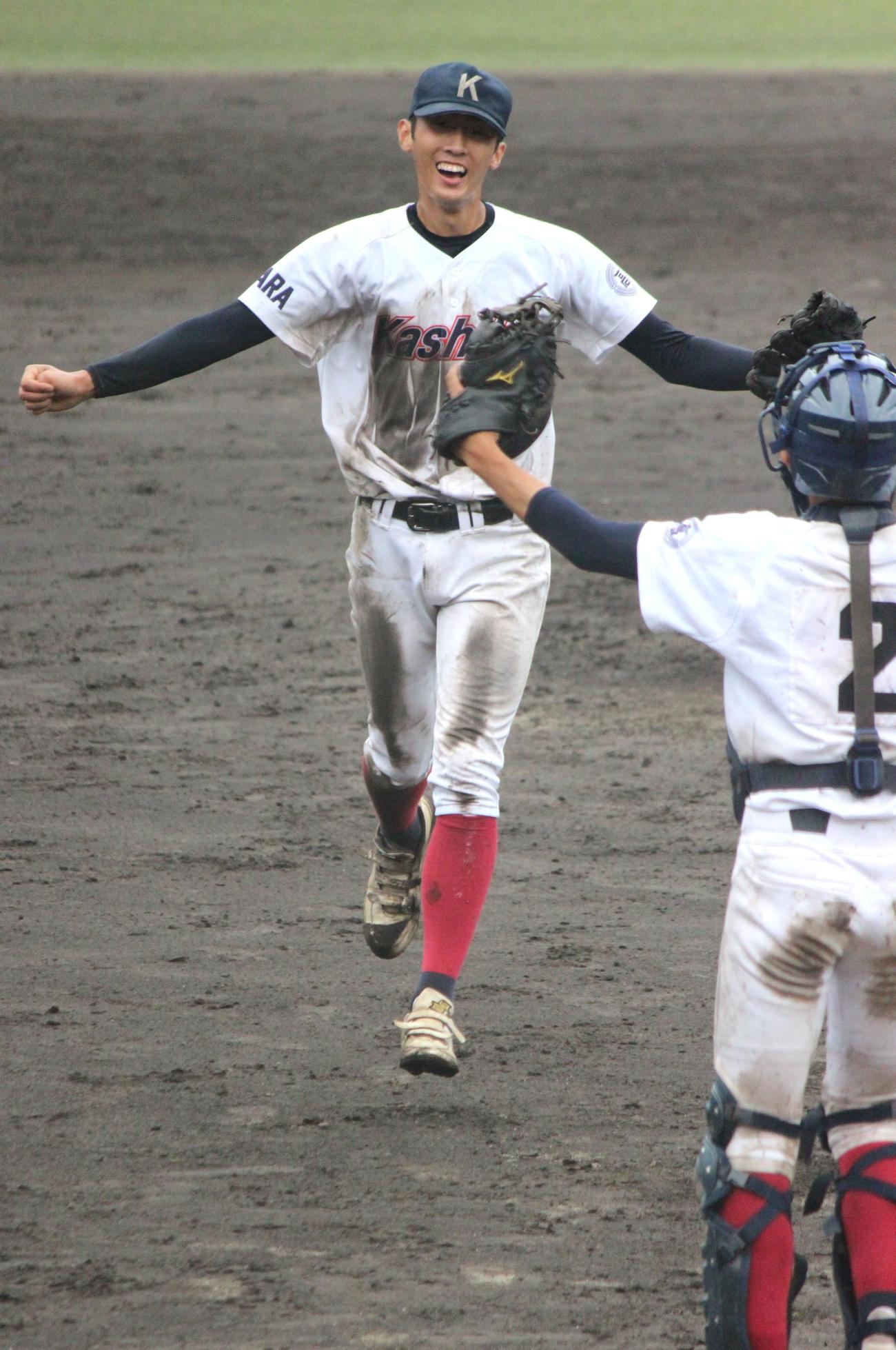 橿原対奈良大付　延長12回完投で奈良大付を下し、喜ぶ橿原・柴田（撮影・柏原誠）