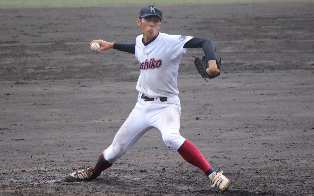 橿原対奈良大付　延長12回完投で奈良大付を封じた橿原・柴田（撮影・柏原誠）